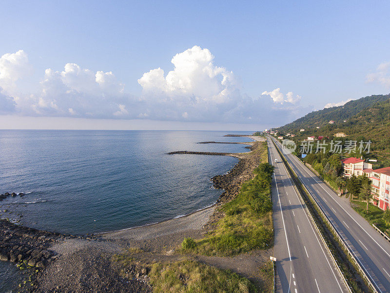 鸟瞰黑海海岸公路在一个晴朗的日子。