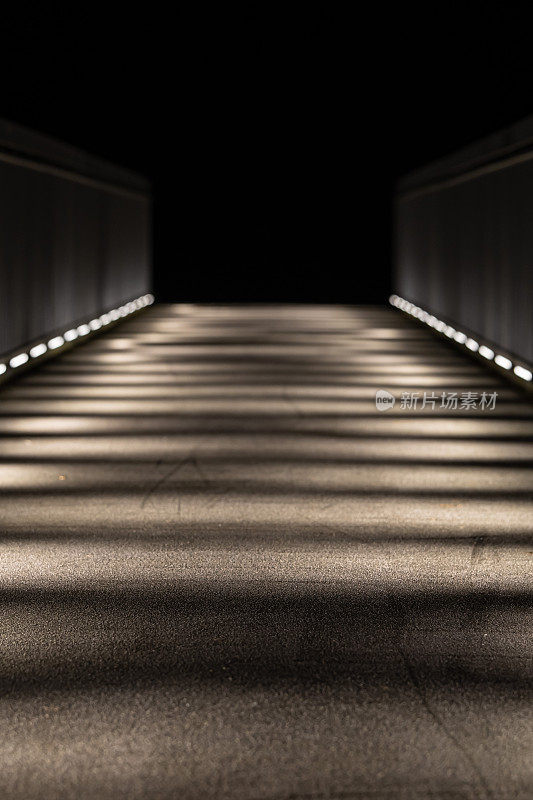 人行桥夜间泛光灯照明