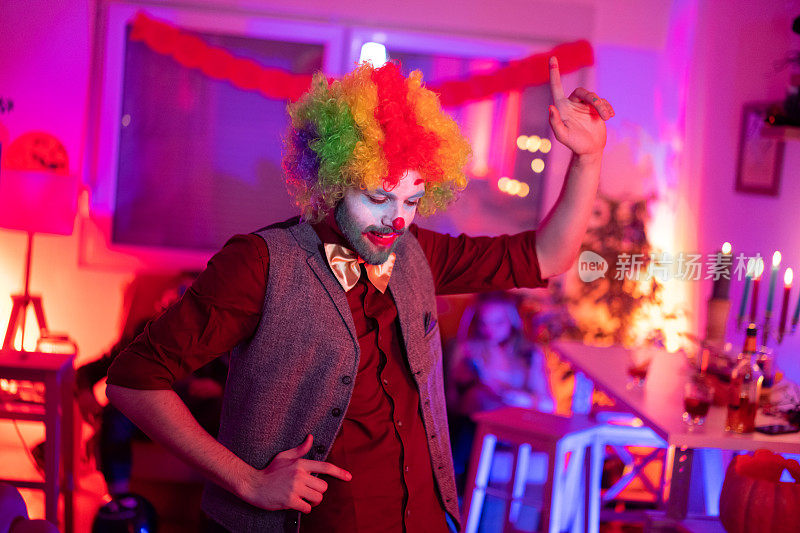 一个年轻人扮成小丑参加万圣节晚会
