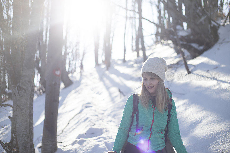 雪山中的女徒步旅行者