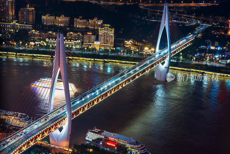 重庆天际线与现代化的长江大桥在中国