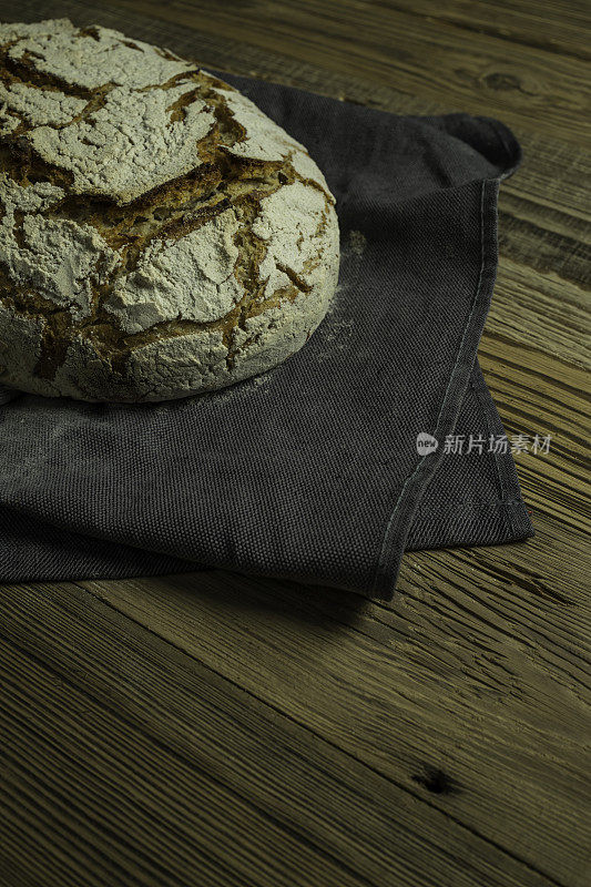 新鲜烘焙的自制“乡村风格”黑麦面包