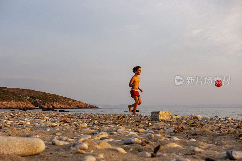 男孩们在海滩上踢足球