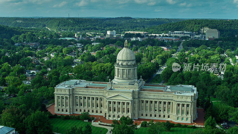 州议会大厦和肯塔基州法兰克福市的鸟瞰图