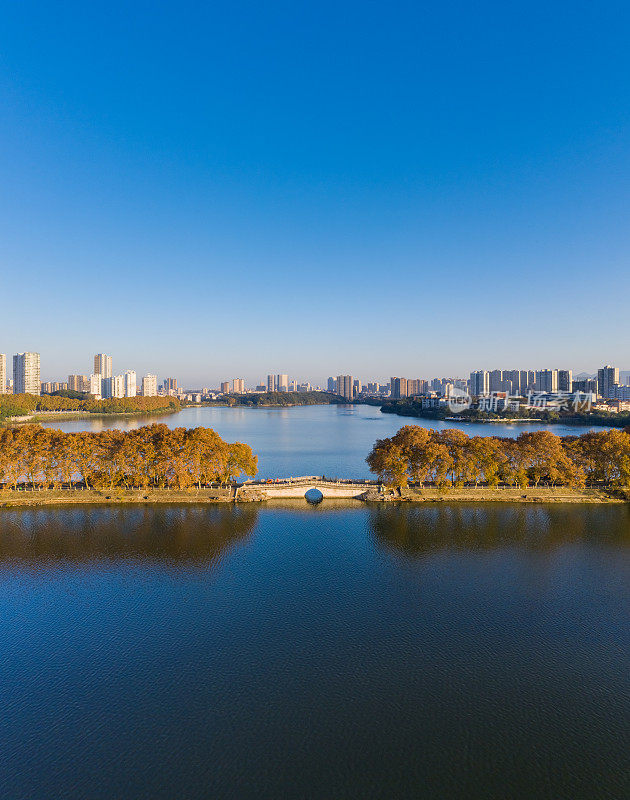 秋日黄昏，美丽的九江市