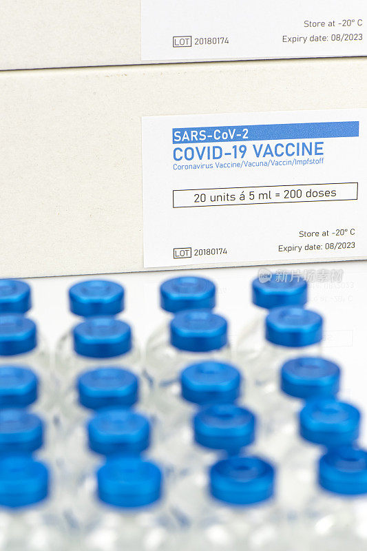 仓库内的COVID-19疫苗小瓶排