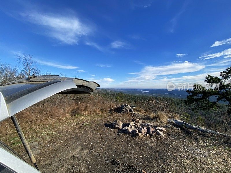 SUV营地在风景优美的俯瞰营地