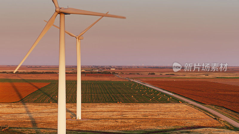 航空拍摄的风力涡轮机在农村的堪萨斯景观