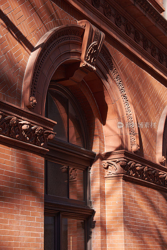 位于纽约布鲁克林高地的布鲁克林历史协会(1881年)外立面上的一扇砖和赤陶制拱形窗户。