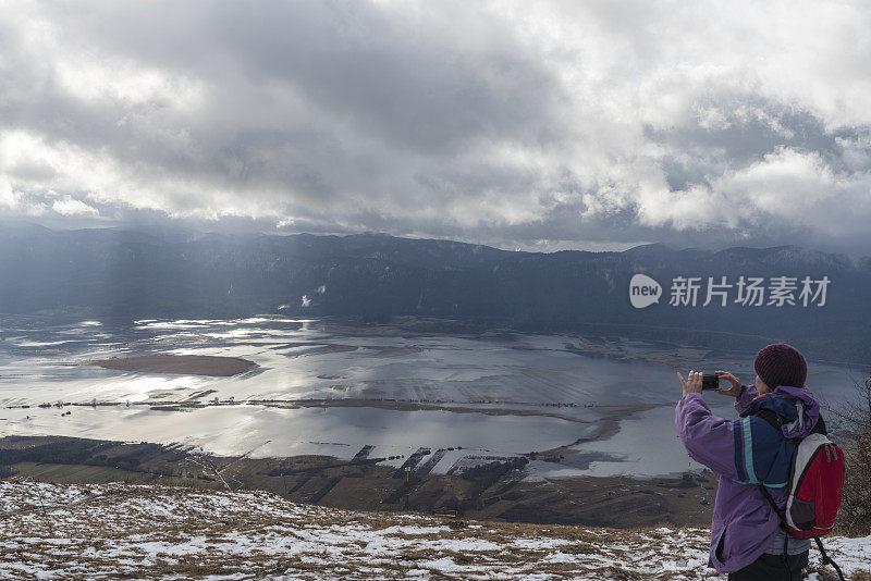 高角度的Cerknica间歇湖