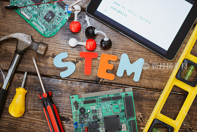 科学设备与“STEM”字照片