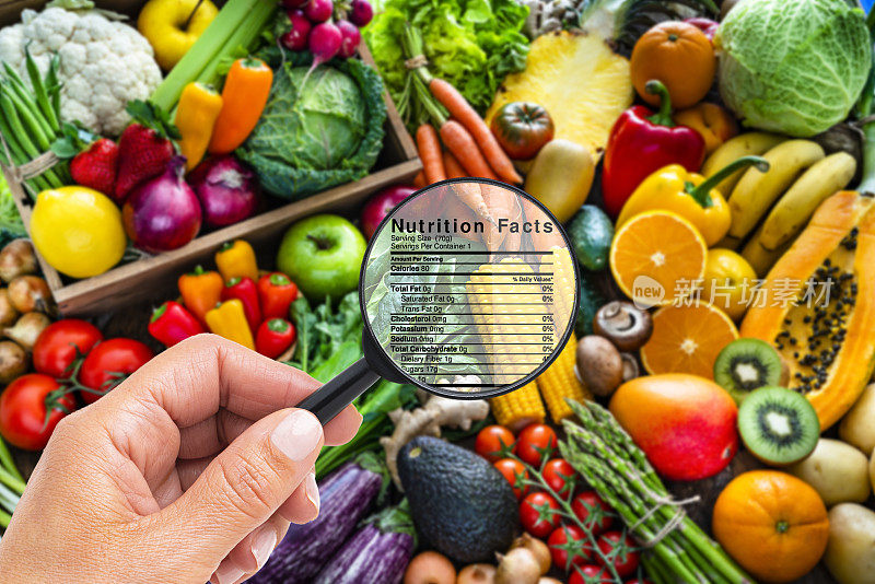 手拿放大镜寻找水果和蔬菜的营养信息