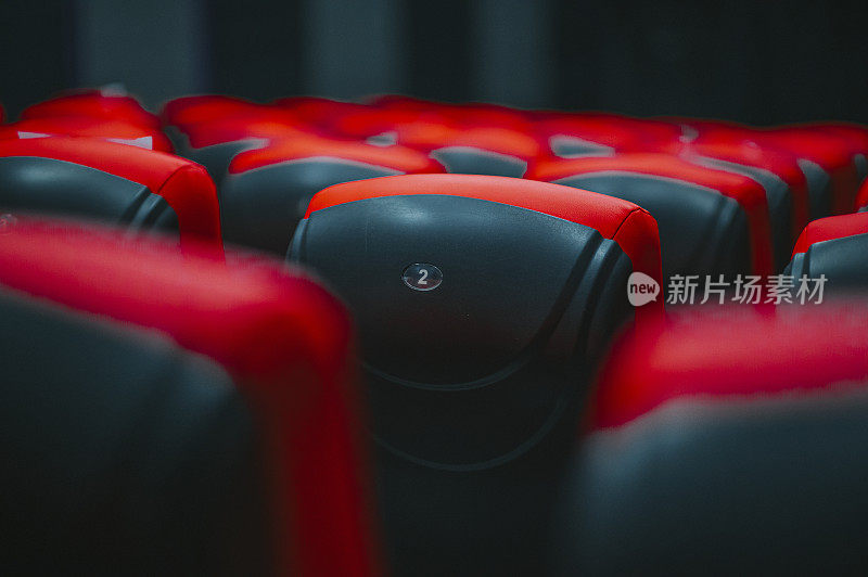 空电影院与红色的座位