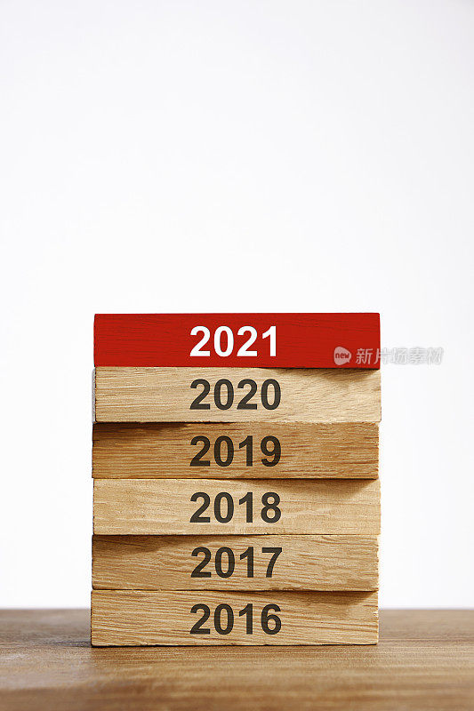 红色木质“2021”块在其他年份之上，从2016年到2021年