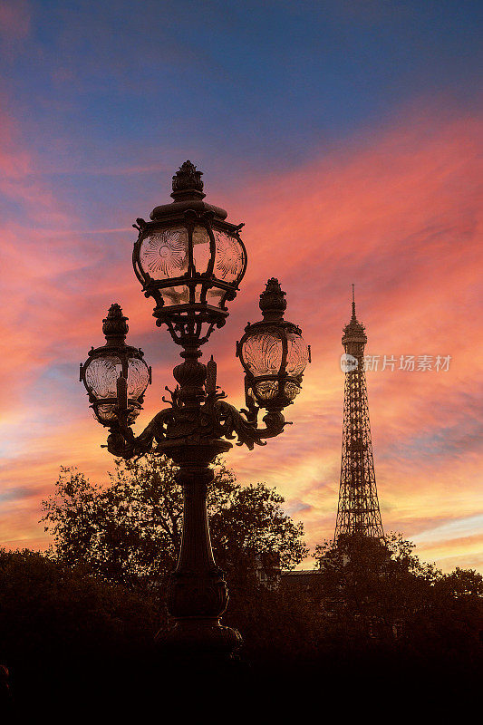 黄昏时分，法国巴黎亚历山大三世桥上的路灯(背光灯)。背景是埃菲尔铁塔