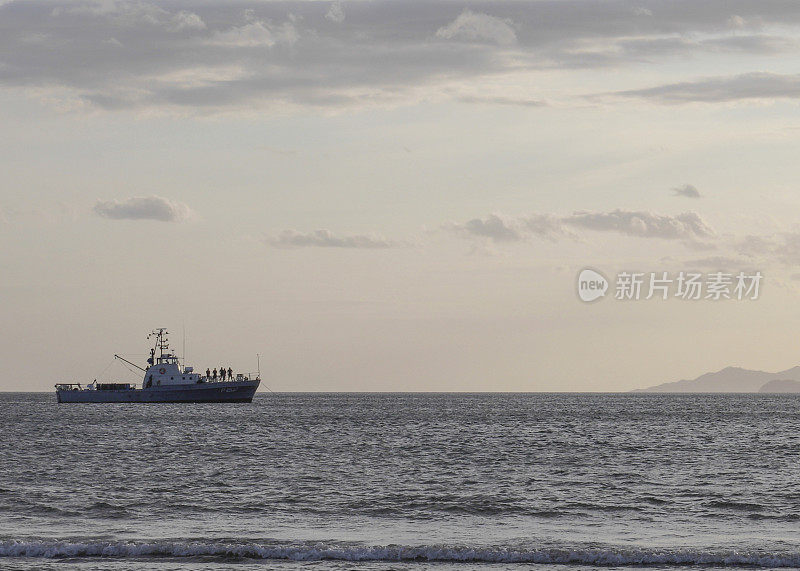 日出时太平洋渔船的美景