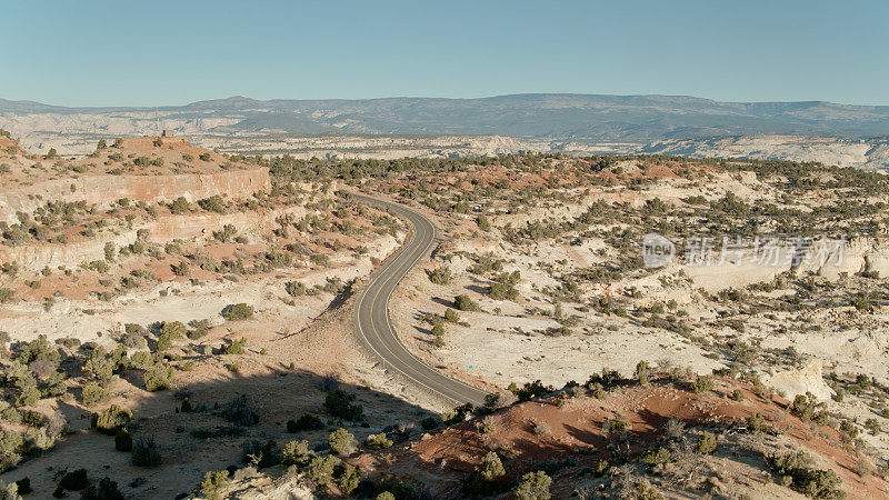蜿蜒的道路在令人惊叹的犹他州沙漠景观-航拍