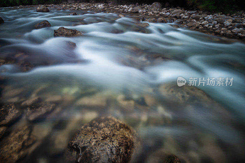 江边景色清幽，流水潺潺