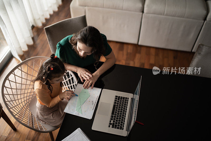 母亲帮助女儿在家上学