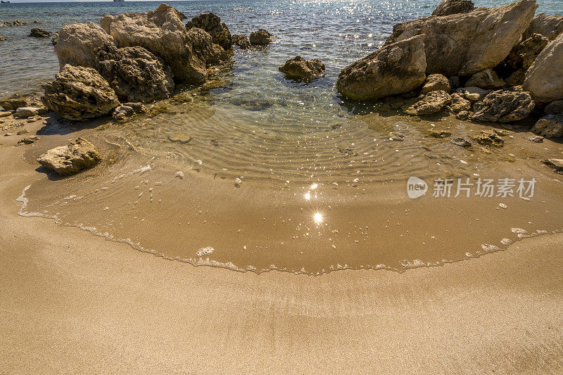 沙滩上碧绿的海水柔软的波浪。