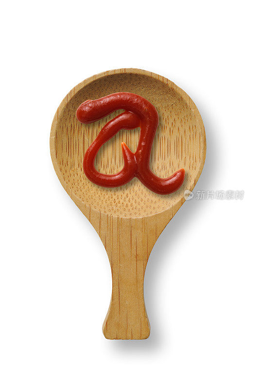 孤立的字母小写字母A写在番茄酱在木勺上，在白色的背景