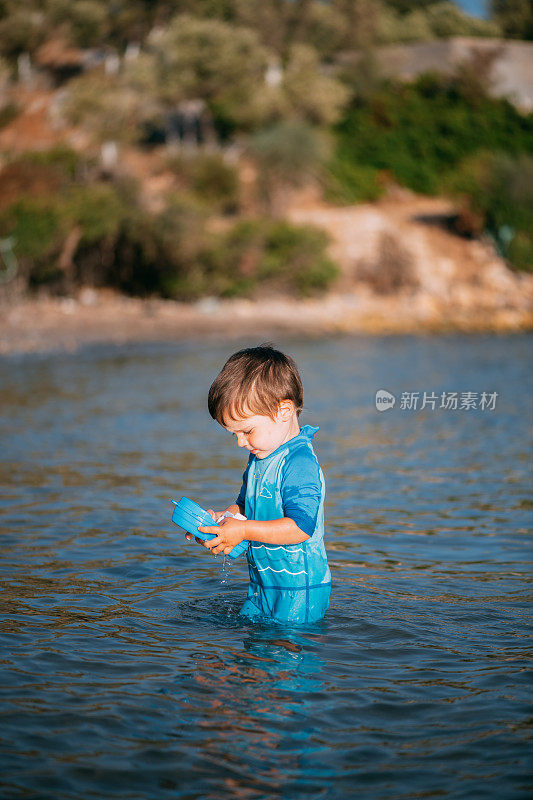 小男孩在海里玩