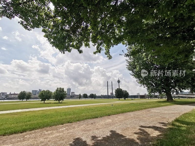 Düsseldorf电视塔，莱茵膝盖桥和莱茵草原节日草地在一个美好的夏日