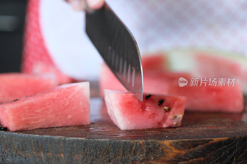 用西瓜，红浆果和非乳制品生奶油制作健康的素食甜点