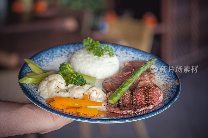 烧烤烤牛排，米饭和蔬菜盘