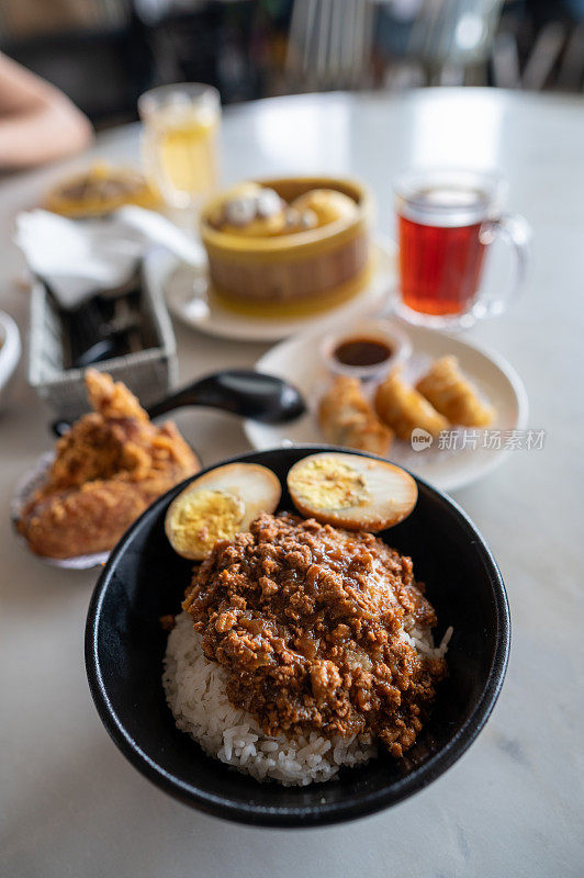 餐厅桌上的台湾米饭(猪肉米)