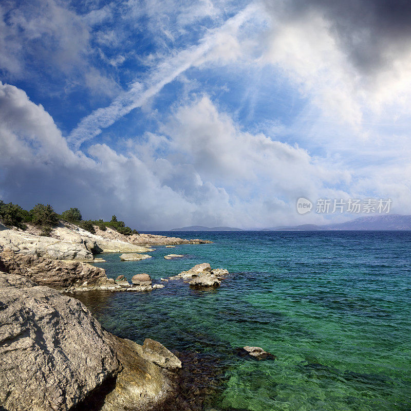 美丽的地中海绿松石色岩石海景，清澈透明的海水