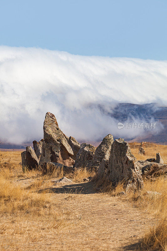 在Zorats-Karer或Karahunj站着的石头。亚美尼亚Syunik地区古代巨石群。