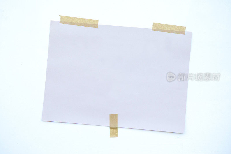空白纸用胶带粘在墙上，留出复印空间