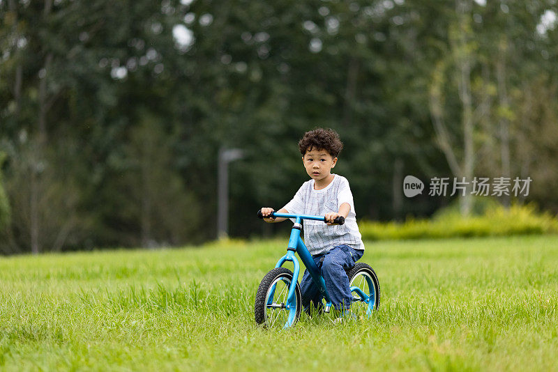 一个小男孩骑着自行车