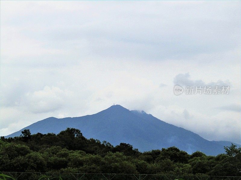 日本。8月。多云的筑波山。