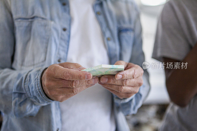 中年男子手持回收塑料杯垫