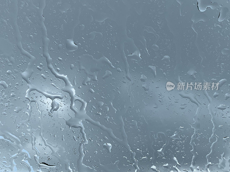 雨滴落在玻璃上的特写镜头