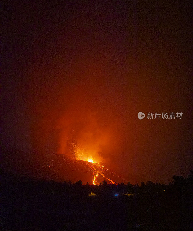 康伯里Vieja火山爆发。火山锥和火山炸弹正赶往黎明山。