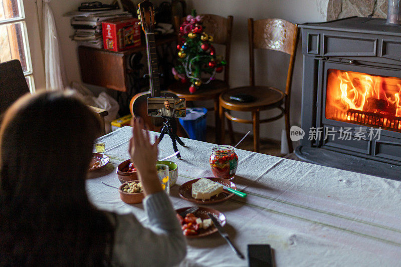 在一个舒适的家里，吃早餐的时候，一个白人女人正在视频通话