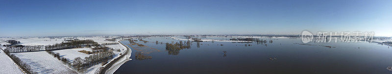 IJssel河在冬天的雪景