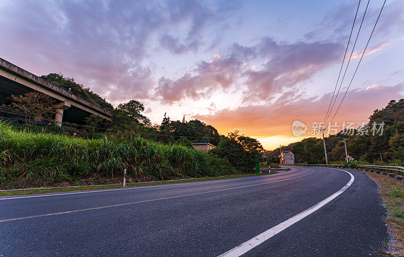 高速公路在夕阳下