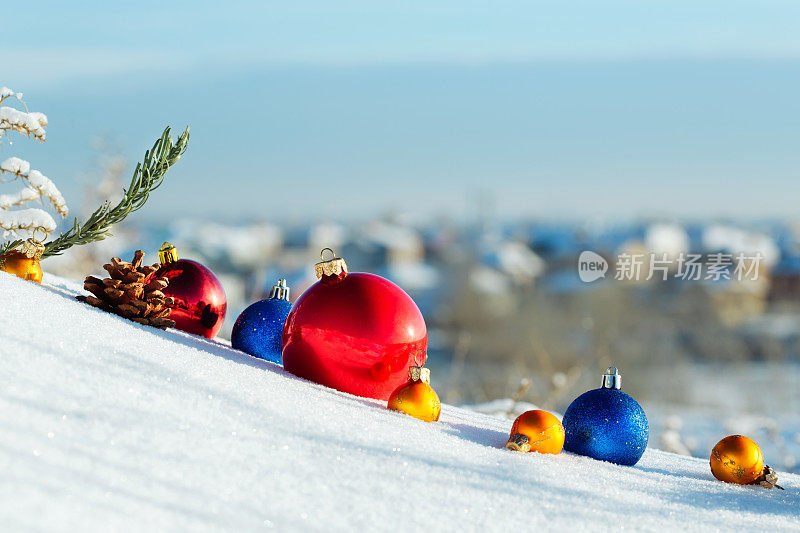 圣诞老人送来的新年玩具和礼物，在雪地里俯瞰村庄