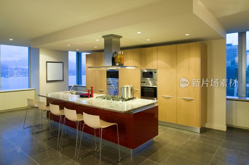 现代化的厨房在公寓瓷砖地板