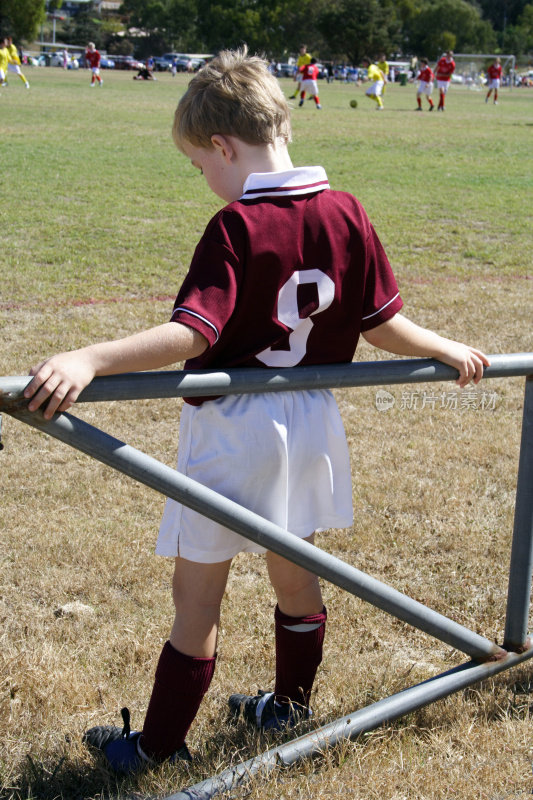 小男孩在等着参加足球比赛