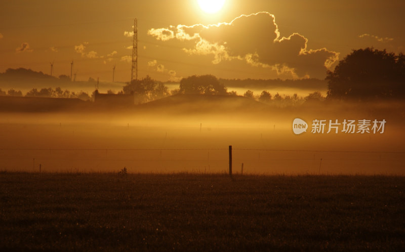 日出时朦胧的风景