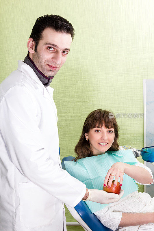 牙医递给病人一个苹果