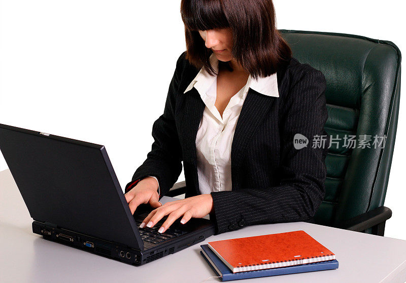 女人在电脑上打字