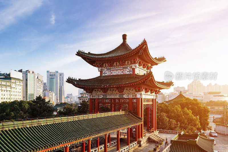 在一个大城市里有中国古典设计的建筑