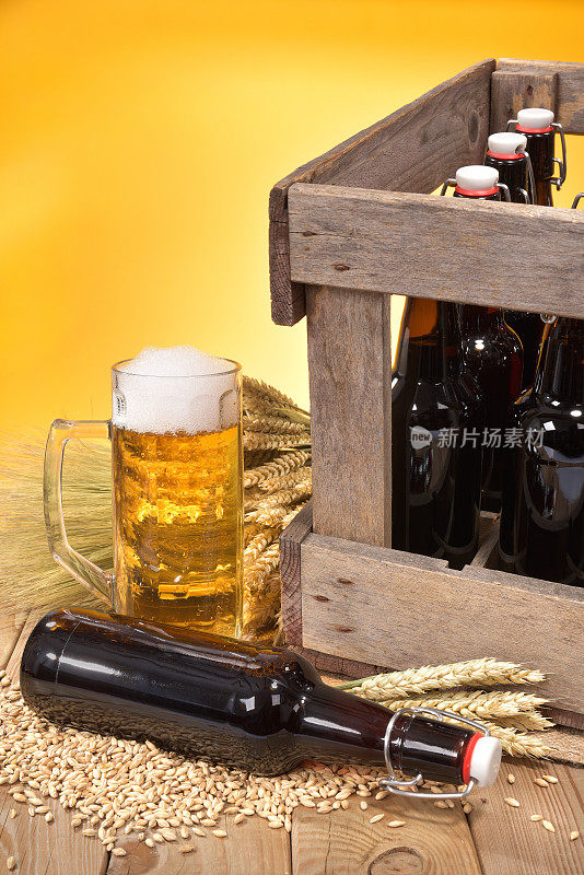啤酒箱和啤酒杯