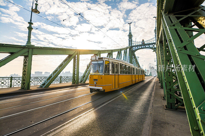 匈牙利布达佩斯，一辆电车穿过自由大桥